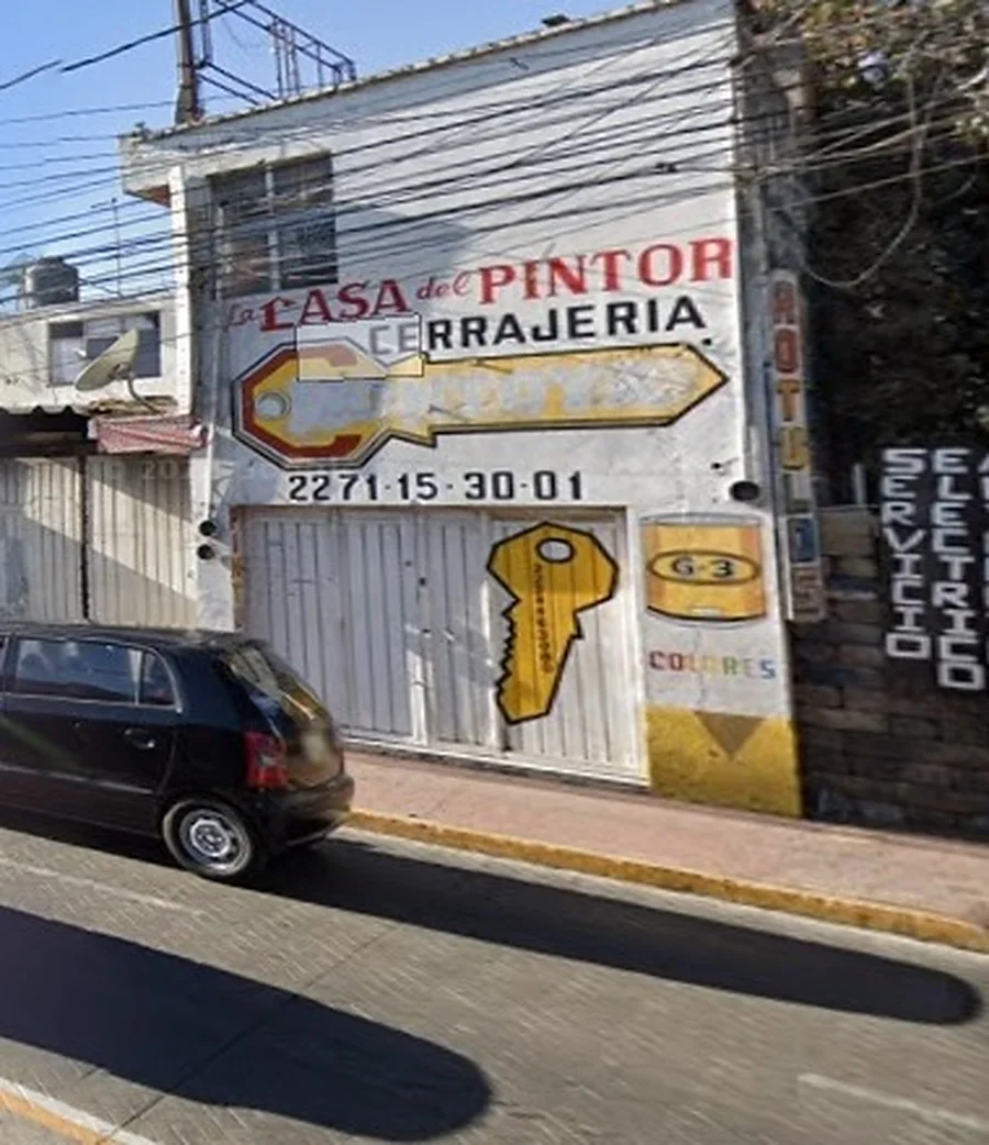 Nuestra fachada, sobre la Av. 12 Oriente